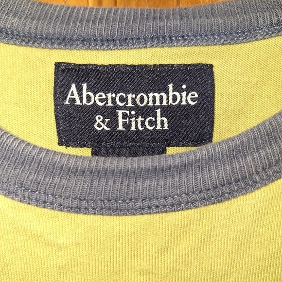 An Abercrombie and Fitch men's short sleeve t-shirt in a size medium. - Picture 3 of 6